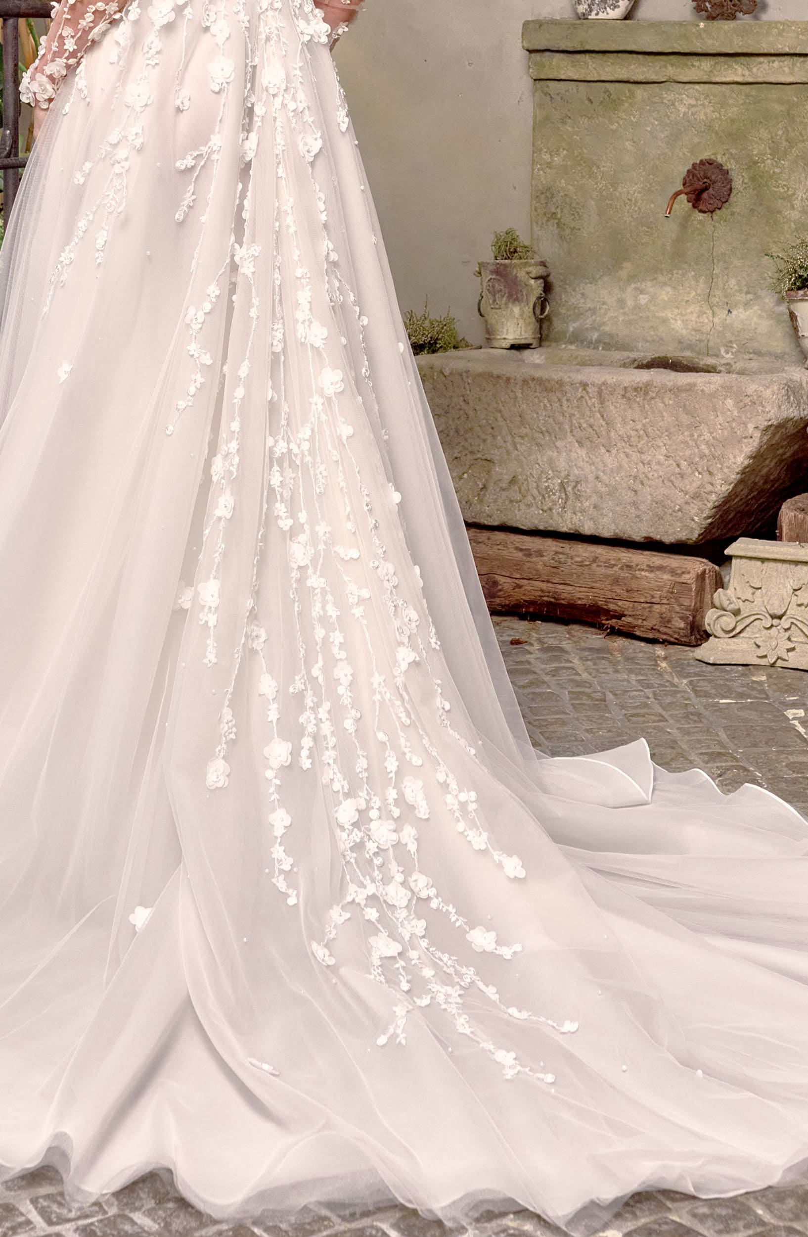 xnauti.com-wedding dress with sleeves-product-La Superba-img-2